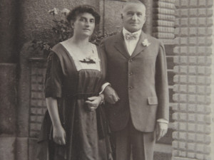 Anna a Otto Goltzovi před svou libereckou vilou.