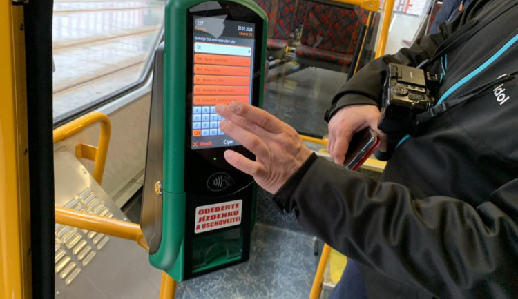 Ve všech autobusech a tramvajích MHD v Liberci funguje nový odbavovací systém