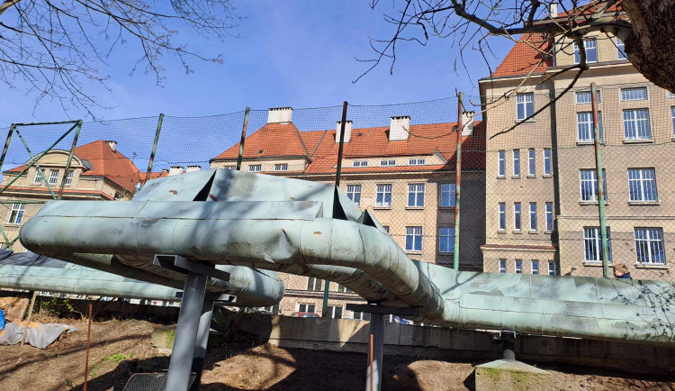 Parovody vedou zahradami i ulicemi.