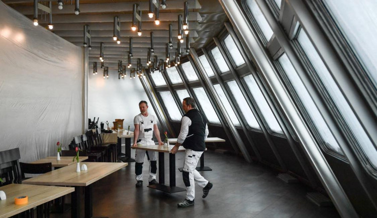 Interiéry Ještědu dostávají původní podobu.