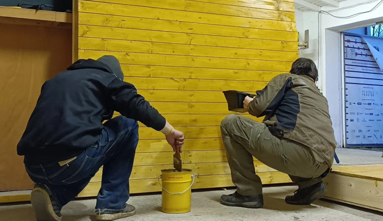 Bezdomovci pomáhají se stavbou mobilního domku, budou v něm bydlet