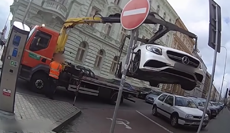 VIDEO: Strážníci bojují s nešvarem řidičů luxusních aut, parkují na místech pro invalidy