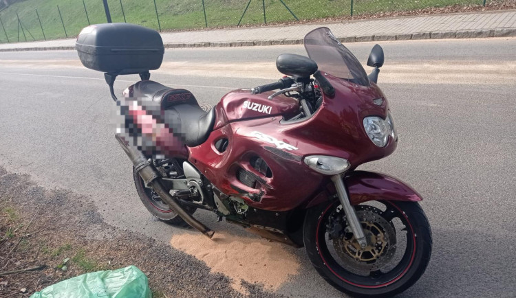 Při nehodě u Sloupu v Čechách se těžce zranil motocyklista