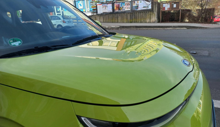 Uprostřed silnice udeřil do elektroauta a odešel. Škoda je 60 tisíc, muže hledá policie