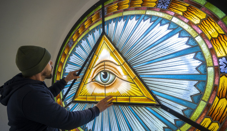 Nad oltářem Křišťálového chrámu v Kunraticích opět září vitráž Boží oko