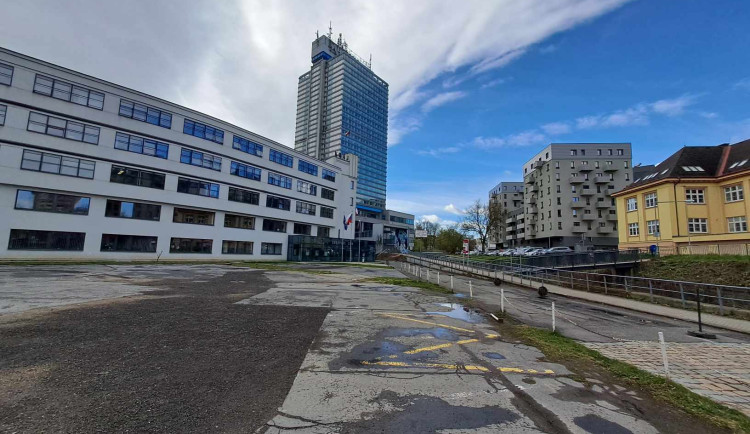 Prostranství před krajským úřadem.