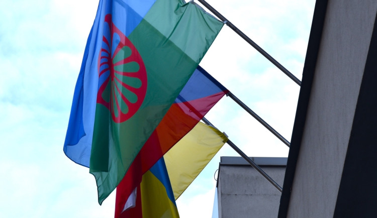 Podpora národnostních menšin. Kraj vyvěsil romskou vlajku