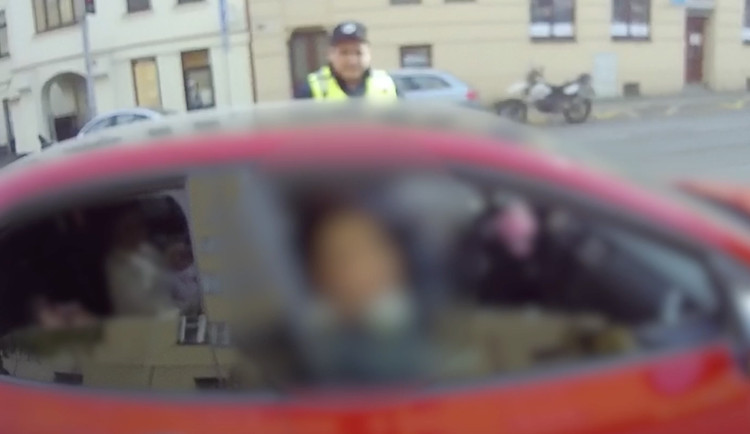 VIDEO: Rodiče vezli roční miminko bez autosedačky. Smrtelný může být i náraz v nízké rychlosti, varuje policie
