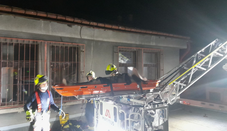 Uvázl mezi zdmi dvou budov v Jablonci. Vyprošťování se protáhlo na skoro dvě hodiny