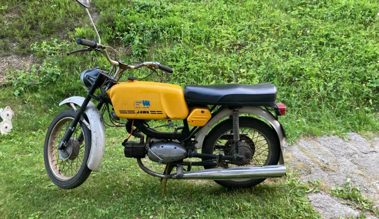 Zloděj využil příležitost a od jablonecké přehrady ujel na veteránské motorce za šedesát tisíc