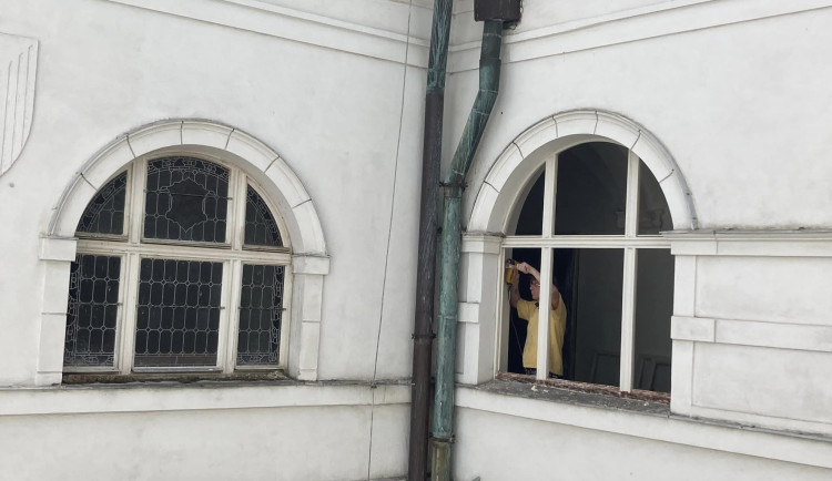 Na historické budově frýdlantské radnice začali opravovat okna