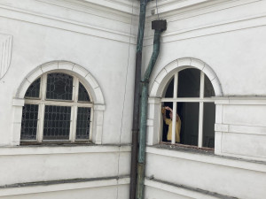 Na historické budově frýdlantské radnice začali opravovat okna