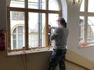 Na historické budově frýdlantské radnice opravují okna