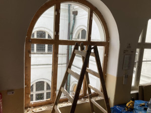 Na historické budově frýdlantské radnice opravují okna