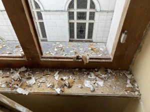 Na historické budově frýdlantské radnice opravují okna