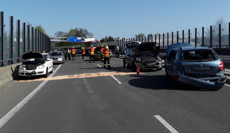 V Liberci Se Po Pádu Motorkáře Srazilo Pět Aut, Tři Lidé Se Zranili