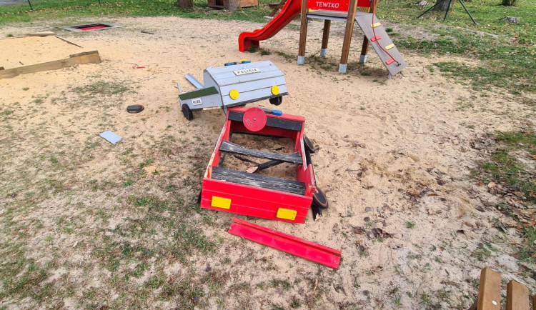 Vandalové na Českolipsku poničili dětské hřiště