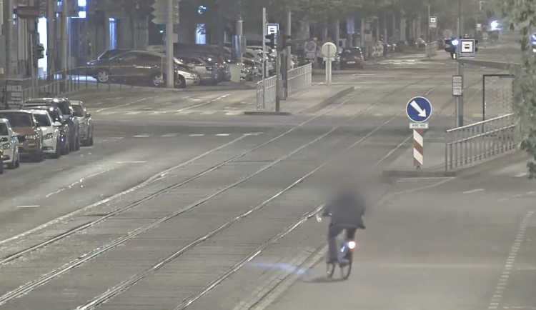 Namol opilý přátelský Slovák jel se dvěma půllitry v rukou na kole. Boli len pivečka, nejakých osem, přiznal