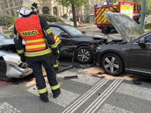 V Liberci u muzea se srazila tři auta. Při nehodě se zranili dva lidé