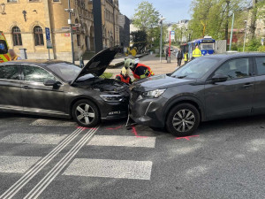 V Liberci u muzea se srazila tři auta. Při nehodě se zranili dva lidé