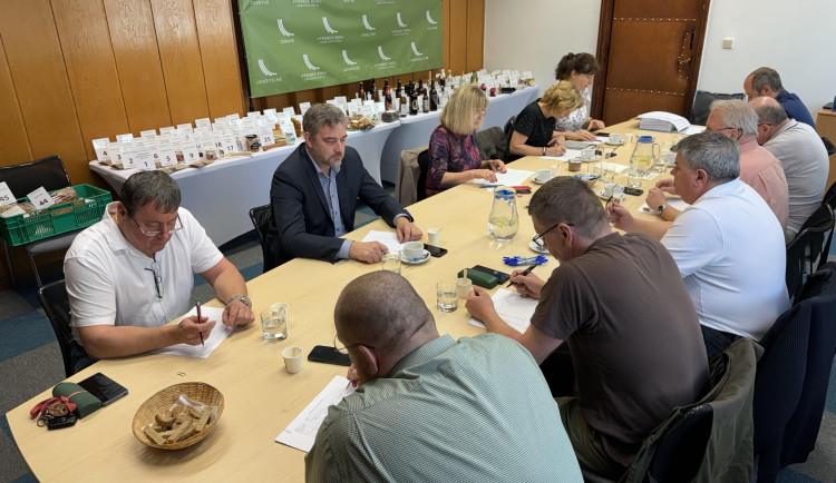 Komise při hodnocení přihlášených výrobků.