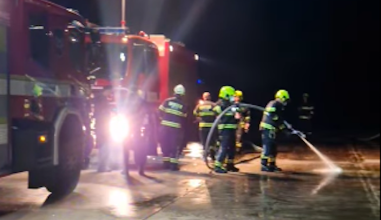 Tragická nehoda na bývalém letišti v Hradčanech. Srážku motorky s autem nepřežil člověk, tři zranění