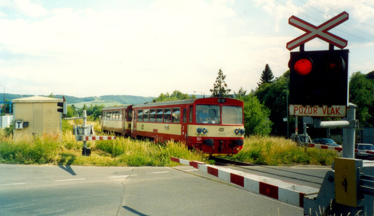 Řidič autobusu vjel na vlakový přejezd i přes blikající červenou. Když mu do střechy narazila závora, začal couvat
