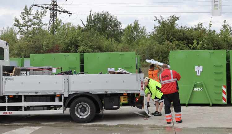 Muž z Brna a syn kradli v ekodvoře. Nemám práci, tak sbíráme železo, vysvětloval otec