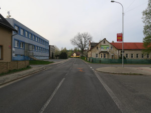 Řidič osobního auta ohrozil autobus s cestujícími a ujel. Několik lidé se zranilo