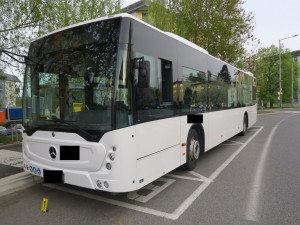 Řidič osobního auta ohrozil autobus s cestujícími a ujel. Několik lidé se zranilo