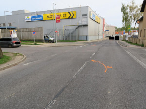 Řidič osobního auta ohrozil autobus s cestujícími a ujel. Několik lidé se zranilo