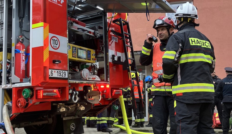 Pět zraněných po požáru v Želeném Brodě. Hořelo v jednom z paneláků