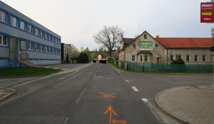 Místo, kde nedal řidič přednost autobusu a ujel.
