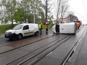 Převrácené vozidlo v Žitavské ulici zastavilo tramvaje i automobily