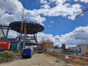 Stavba Centra urgentní medicíny v nemocnici postoupila. Objevují se obrysy parkovacího domu