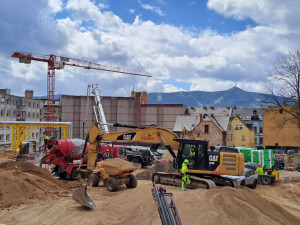 Stavba Centra urgentní medicíny v nemocnici postoupila. Objevují se obrysy parkovacího domu