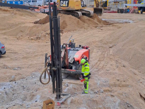 Stavba Centra urgentní medicíny v nemocnici postoupila. Objevují se obrysy parkovacího domu