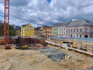 Stavba Centra urgentní medicíny v nemocnici postoupila. Objevují se obrysy parkovacího domu