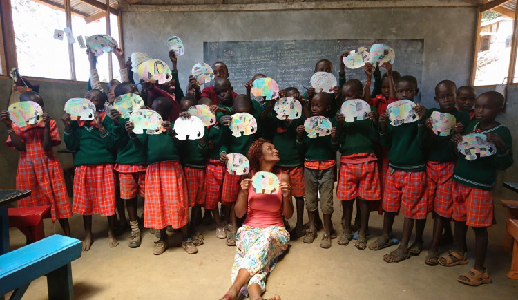 Leyla Abbasová v africké škole v rámci projektu Světová škoa.