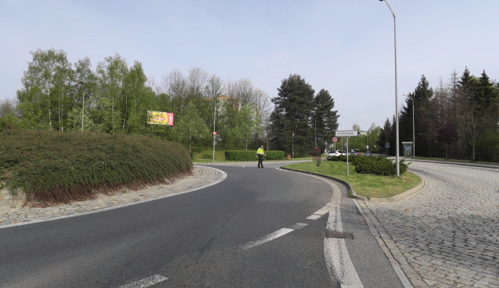 Řidič v Rochlici porazil cyklistku a z místa ujel. Pátrá po něm policie