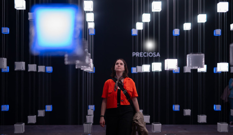 Designéři z Preciosy představují v Milánu křišťálové pixely pulzující barvami i hudbou