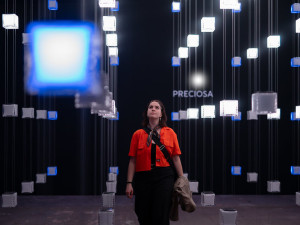 Designéři z Preciosy představují v Milánu křišťálové pixely pulzující barvami i hudbou