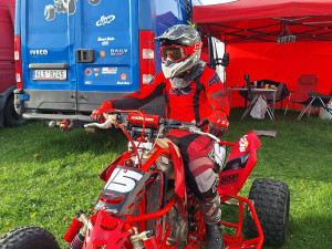 (NE)OBYČEJNÍ: Chci jezdit rychle, říká David z Mníšku. I s vadou sluchu sní o Daytoně