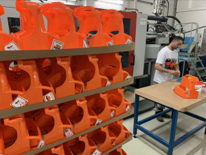 Původní formy odvezli do šrotu, plastové tatrovky se ale zase vyrábí. Liberecký Novoplast jich zvládne 50 tisíc za rok