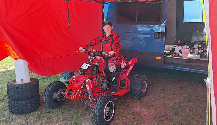 Chci jezdit rychle, říká David z Mníšku. I s vadou sluchu sní o Daytoně