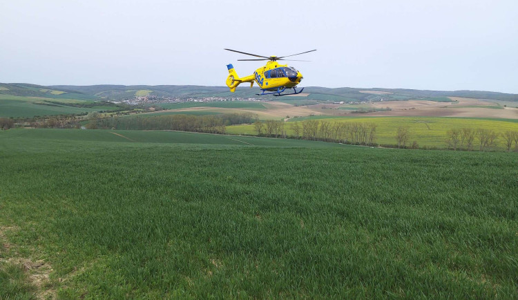 Mezi Velkými Bílovicemi a Čejkovicemi se srazila dvě auta. Jednoho z pěti zraněných převezl vrtulník do Brna