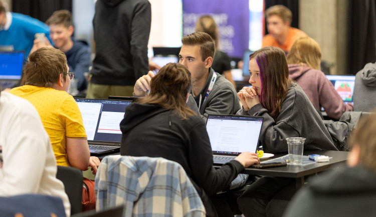 Momenty soustředění v rámci soutěže Ideathon.