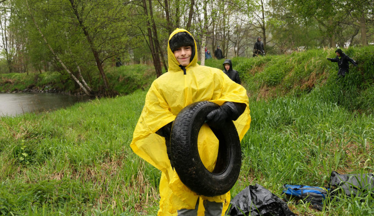 Dobrovolníci uklízeli meandry řeky Smědé. Nasbírali přes dvacet pytlů odpadu i pneumatiky z aut
