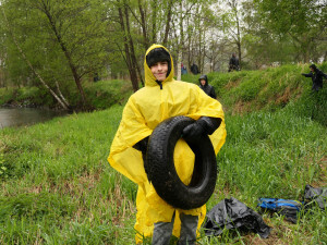 Dobrovolníci uklízeli meandry řeky Smědé. Nasbírali přes dvacet pytlů odpadu i pneumatiky z aut