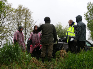 Dobrovolníci uklízeli meandry řeky Smědé. Nasbírali desítky pytlů odpadu i pneumatiky z aut
